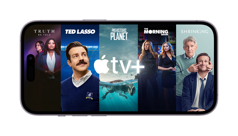 Ted Lasso mf. på horisontal iPhone i reklame for Apple TV+